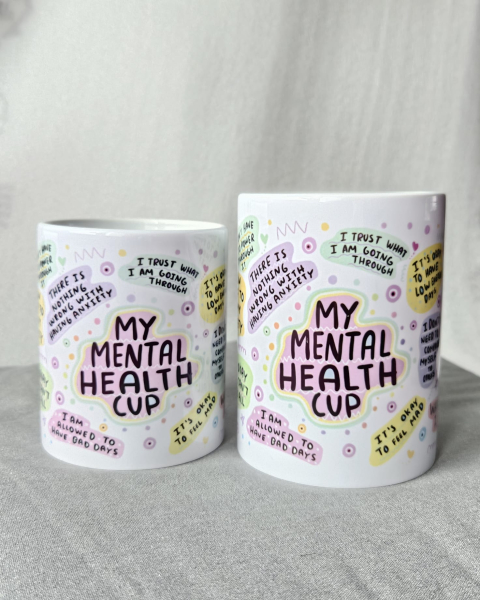 Zwei handgefertigte Geschenktassen aus Keramik mit der Aufschrift „My Mental Health Cup“ und bunten Affirmationen rund um mentale Gesundheit. Ideal als Geschenk zur Selbstfürsorge, gegen Angst und für psychisches Wohlbefinden.